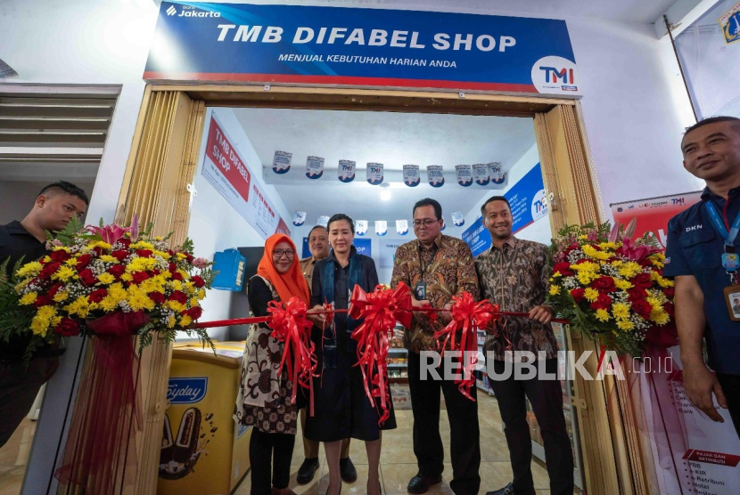 Pemerintah Provinsi (Pemprov) Jakarta meresmikan Toko Mandiri Indogrosir (TMI) Difabel atau Difabel Shop di Jalan Mandor Hasan, Bambu Apus, Jakarta Timur. Toko itu dibuat untuk mendukung kemandirian dan pemberdayaan penyandang disabilitas, khususnya tuna grahita, untuk belajar mengelola usaha ritel modern.