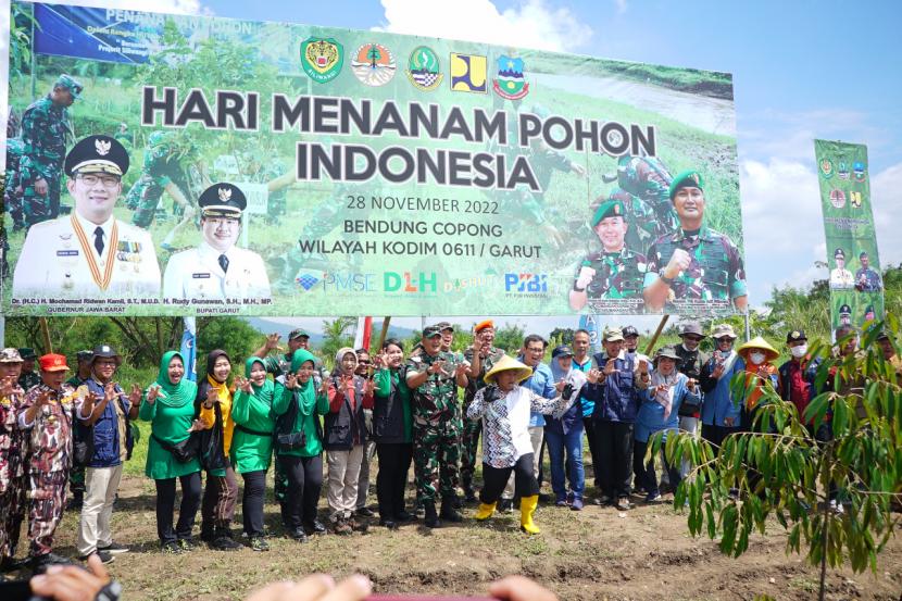 Pemerintah Provinsi (Pemprov) Jawa Barat (Jabar) melakukan penanaman sebanyak 20 ribu pohon di Kabupaten Garut, Senin (28/11/2022). Kegiatan yang diinisiasi oleh Dinas Lingkungan Hidup (LH) dan Dinas Kehutanan Provinsi Jabar itu merupakan bagian dari upaya mengatasi lahan kritis yang ada di Jabar.