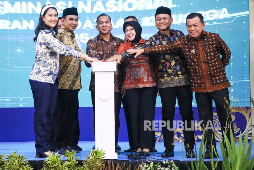 Pemerintah Provinsi (Pemprov) Jawa Tengah meraih penghargaan dari Kementerian Kependudukan dan Pembangunan Keluarga (Kemendukbangga)/BKKBN pada urutan ketiga kategori kualitas data terbaik tingkat provinsi.
