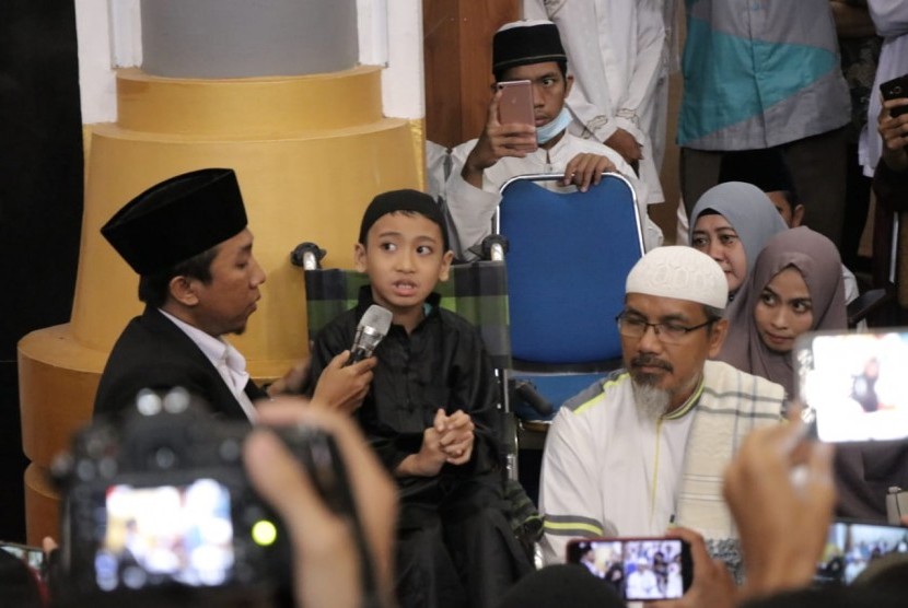 Pemerintah Provinsi (Pemprov) Nusa Tenggara Barat (NTB) memberikan hadiah tabungan pendidikan kepada hafiz cilik asal Kota Mataram, Naja Hudia Afifurrohman di Masjid Hubbul Wathan, Kompleks Islamic Center NTB, Jumat (31/5).
