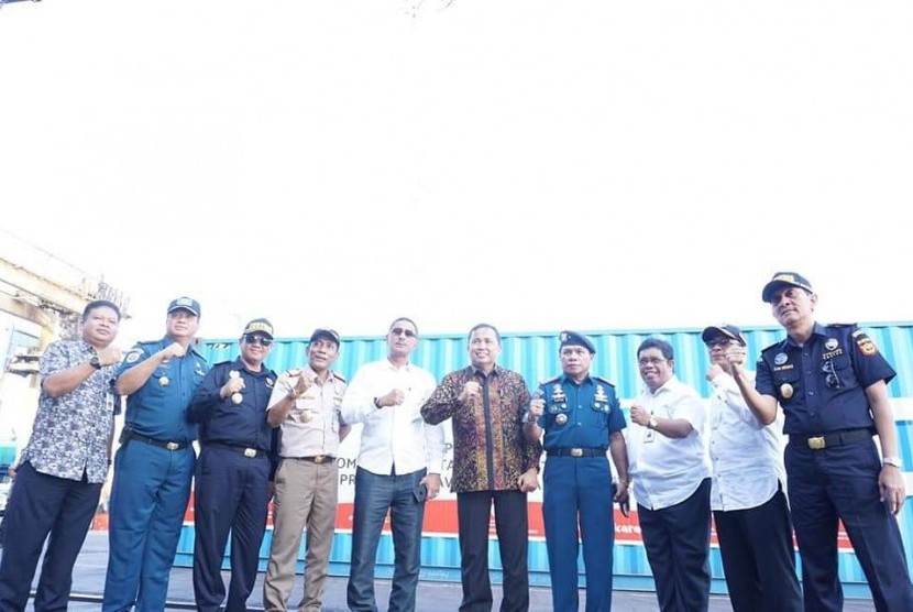 Pemerintah Provinsi Sulawesi Selatan melakukan kegiatan pelepasan ekspor komoditas pertanian direct call di Pelabuhan Laut Soekarno Hatta Makassar, Ahad (25/8). 