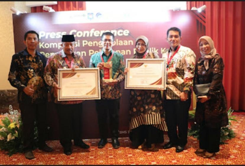 Pemerintah Provinsi Sumatera Barat (Pemprov Sumbar) berhasil meraih penghargaan Piala Anggakara Birawa kategori instansi pemerintah umum, untuk aspek pengelolaan dan perubahan, dalam kompetisi Pengelolaan Pengaduan Pelayanan Publik ke-4, dari Kementerian Pendayagunaan Aparatur Negara dan Reformasi Birokrasi (Menpan RB). 