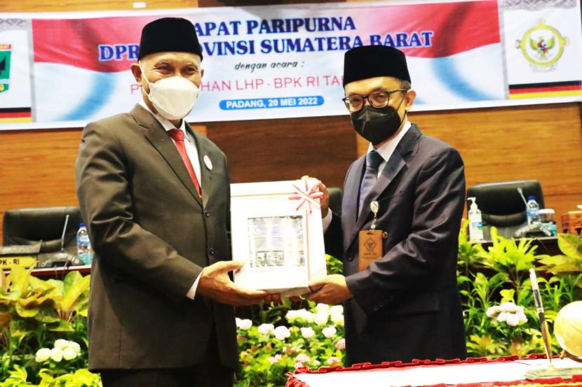 Pemerintah Provinsi Sumatera Barat (Pemprov Sumbar) kembali meraih opini Wajar Tanpa Pengecualian (WTP) untuk yang kesepuluh kalinya berturut-turut atas laporan keuangannya di tahun 2021 dari Badan Pemeriksa Keuangan (BPK) Republik Indonesia (RI). 