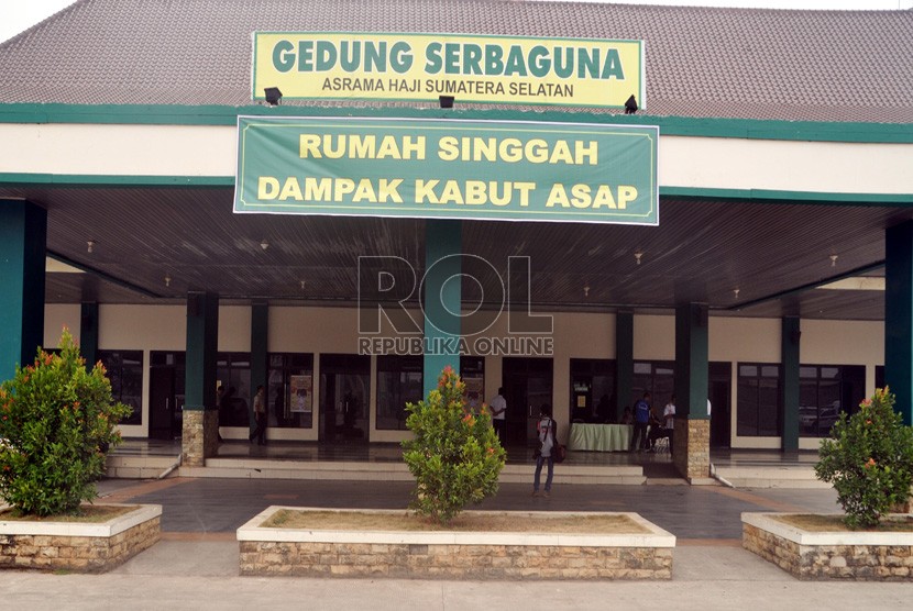Asrama Haji Sumatra Selatan yang disulap menjadi Rumah Singgah Dampak Kabut Asap di Palembang, Sumatra Selatan.     (Republika/Maspril Aries)