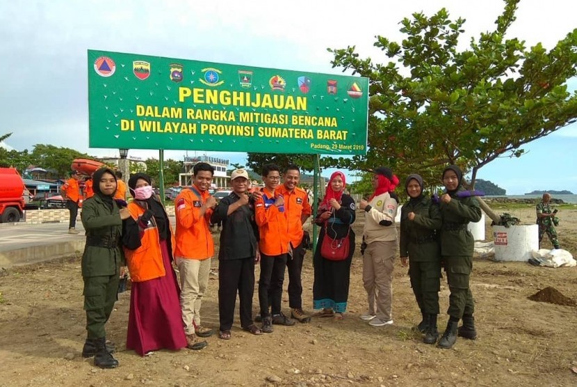 Pemerintah Provinsi Sumatra Barat mengadakan kegiatan penghijauan dalam rangka mitigasi bencana di wilayah itu.