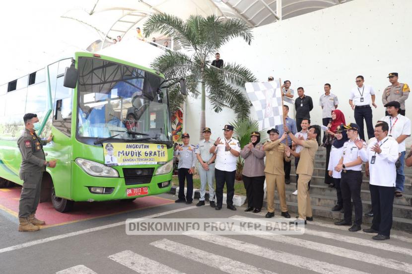 Pemerintah Provisinsi Bangka Belitung melakukan pelepasan Angkutan Mudik Gratis Kabupaten Bangka Tengah 2023 di pick-up zone Bandar Udara Depati Amir Pangkapinang, Senin (17/04/2023).