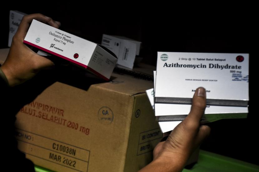 Pemerintah pusat mulai membagikan sebanyak 300 ribu paket obat gratis berupa multivitamin, parasetamol, Azithtromycin dan Oseltamivir bagi pasien Covid-19 yang menjalani isolasi mandiri di wilayah Pulau Jawa dan Bali. Pemerintah juga terus mencari kekurangan obat Covid-19 dari pasokan impor.