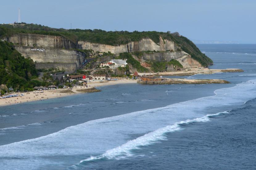 Pemerintah resmi membuka kembali Pulau Bali untuk kunjungan wisatawan mancanegara dari 19 negara dengan sejumlah persyaratan diantaranya telah mendapatkan vaksin COVID-19 lengkap serta memiliki asuransi kesehatan yang menanggung penanganan COVID-19 senilai minimal 100.000 dollar AS.