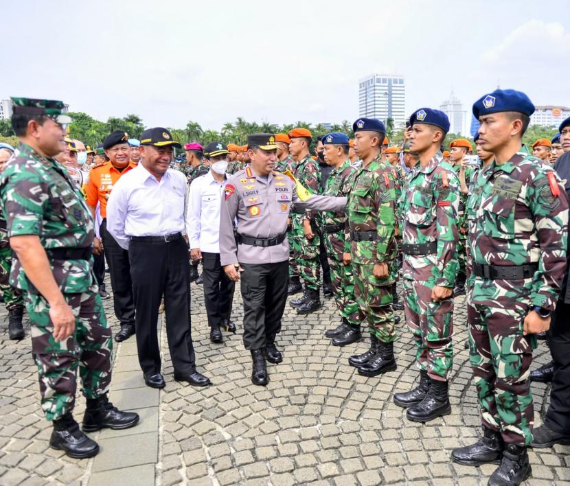 Pemerintah, TNI, Polri, dan stakeholder terkait lainnya menggelar Apel Gelar Pasukan Operasi Lilin 2022.