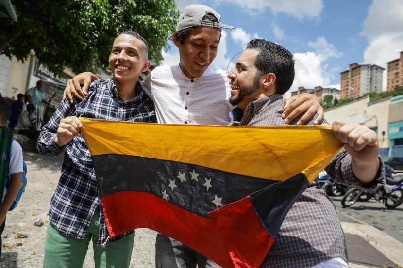 Pemerintah Venezuela mengatakan mereka telah mengampuni 100 orang lebih termasuk puluhan oposisi yang dipenjara.