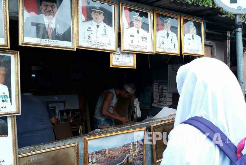 Pemesanan dan penjualan figura bergambar pahlawan dan tokoh nasional Indonesia dan lokal meningkat menjelang Hari Pahlawan pada 10 November.