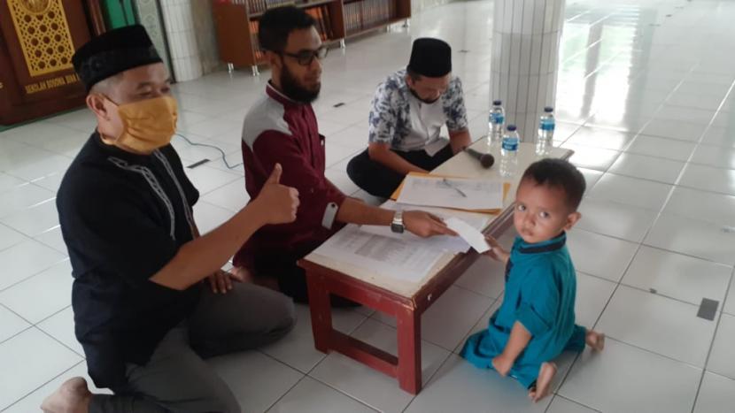 Pemgurus DKM Masjid Al Ikhlas Bosowa Bina Insani, dan Head of Islamic Studies Sekolah   Bosowa Bina Insani, Bogor, menyerahkan bantuan dana pendidikan kepada anak-anak ring 1 Sekolah Bosowa Bina Insani.