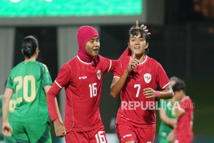 Pemian Timnas putri Indonesia Reva Octaviani (kanan) merayakan gol ke gawang Arab Saudi.