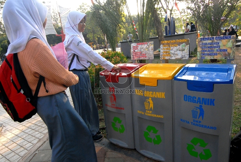Sebanyak 84 sekolah di Surabaya tidak menggunakan kemasan sekali pakai. Foto ilustrasi pemilihan sampah.