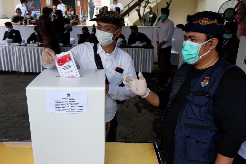 Pemilih memasukkan surat suara ke dalam kotak suara saat simulasi pemungutan dan penghitungan suara dengan desain surat suara dan formulir yang disederhanakan dalam persiapan penyelenggaraan Pemilu serentak tahun 2024. (Ilustrasi)