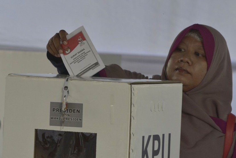 Pemilih memasukkan surat suara pilpres saat Pemungutan Suara Ulang (PSU) 