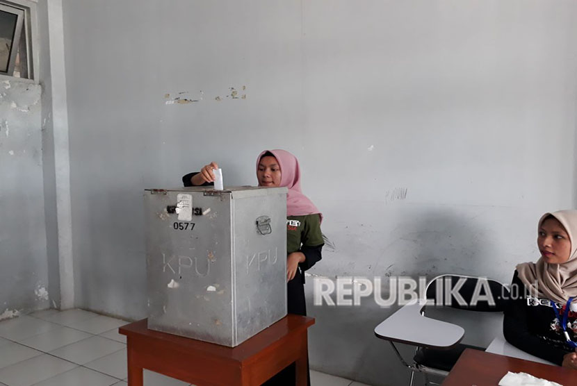 Sukabumi mulai gencarkan sosialisasi Pilkada Serentak 2020. Foto pemilih pemula di Kota Sukabumi mengikuti simulasi pencoblosan dalam ajang Pilkada, (ilustrasi).