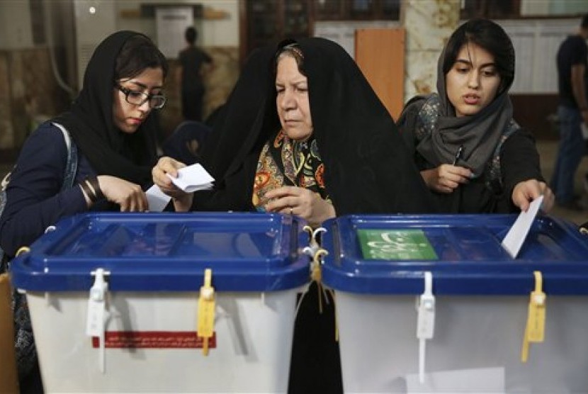 Pemilih perempuan Iran memasukkan surat suara dalam pemilu pertama usai kesepakatan nuklir Iran, Jumat, 26 Februari 2016.