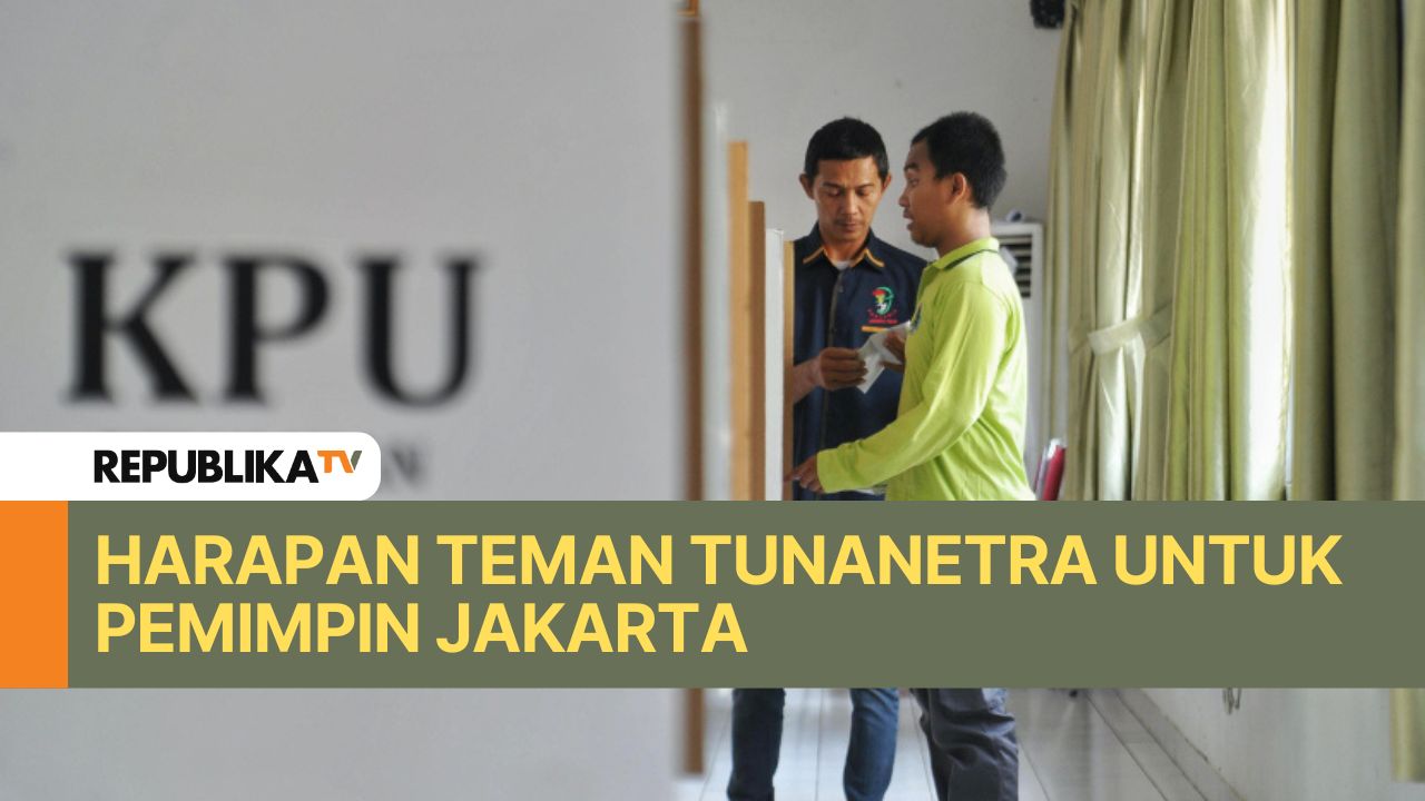 Pemilih tunanetra dibantu pendamping saat menggunakan hak suaranya dalam pemilihan Gubernur DKI Jakarta pada Pilkada serentak 2024 di TPS 007, Kelurahan Cawang, Kecamatan Kramat Jati, Jakarta Timur, Rabu (27/11/2024). Sebanyak 63 pemilih dari Panti Sosial Bina Netra dan Rungu Wicara (PSBNRW) Cahaya Batin menggunakan hak pilihnya dibantu pendamping pada Pilkada 2024.