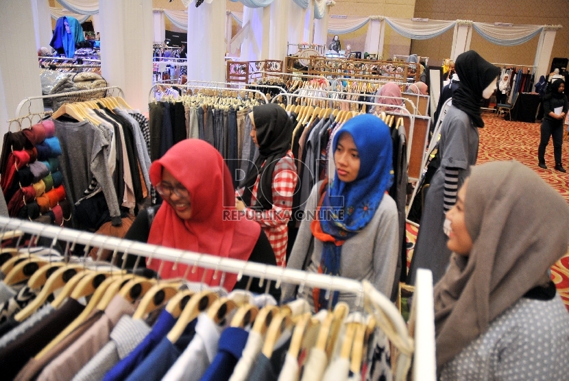 Warna Baju yang Tepat Bisa Bangkitkan Suasana Hati | Republika Online