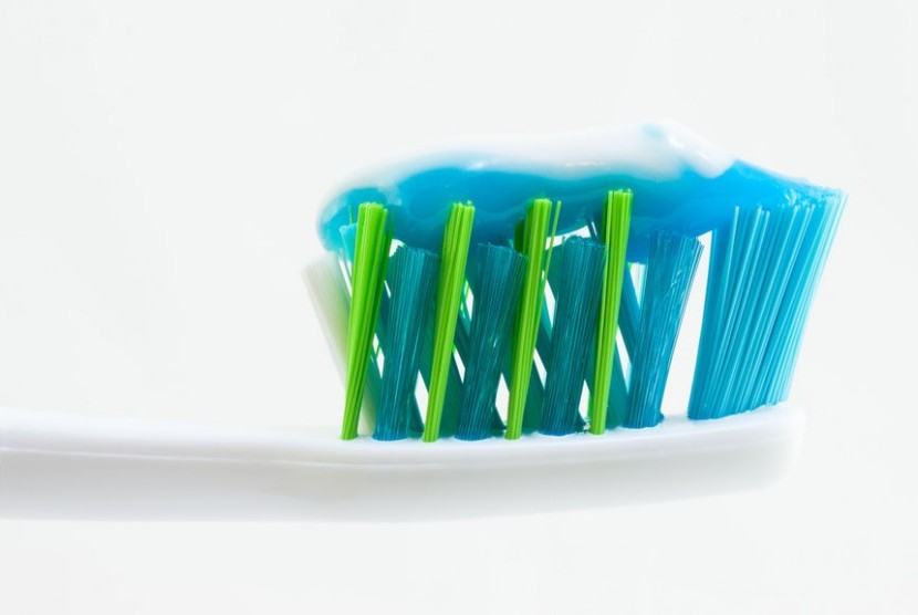 Sikat gigi. Menyikat gigi hanya menghilangkan 30 sampai 53 persen plak.