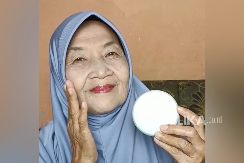 Pemilik akun TikTok @emakdiar. Emak Diar viral di medsos lantaran mendapat komentat jahat ketika berjualan di TikTok.