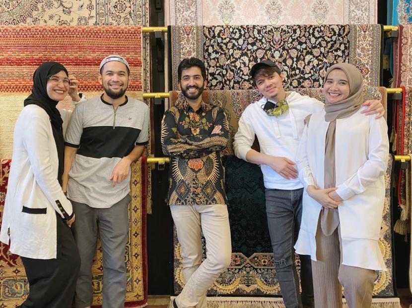 Pemilik Al Barkat Oriental Carpets, Atta Ul Karim (tengah) bersama pasangan selebritis Teuku Wisnu-Shireen Sungkar (kiri) dan Irwansyah-Zaskia Sungkar.