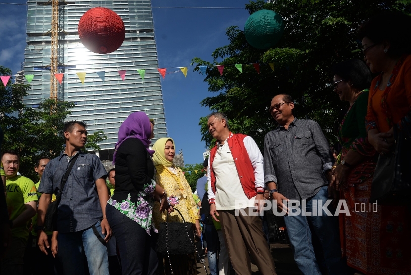 Pemilik Artha Graha Tommy Winata (kedua kanan), bersama Walikota Jakarta Selatan Tri Kurniadi (kanan) menyapa warga saat acara jalan santai dan Kegiatan Pasar Akhir Pekan (PAP) di kawasan SCBD, Jakarta Selatan, Sabtu (29/10)