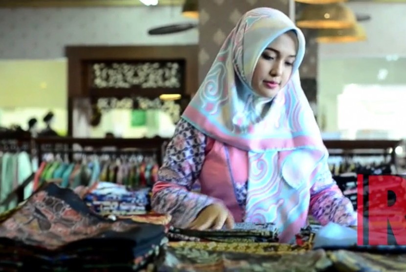 Pemilik Batik Trusmi, Sally Geovanny