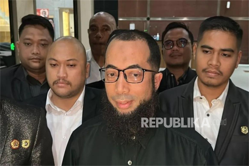 Pemilik biro travel PT Zahra Oto Mandiri (Uhud Tour), Ustadz Khalid Zeed Abdullah Basalamah di Gedung Merah Putih KPK, Jakarta Selatan, Selasa (9/9/2025).