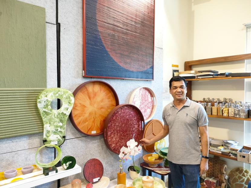 pemilik CV Siji Lifestyle, Achmad Kurnia, dengan berbagai barang produksinya. 