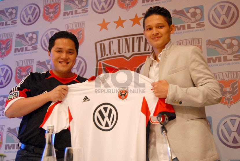  Pemilik DC United Erick Thohir (kiri) berfoto bersama pesepakbola Syamsir Alam usai menggelar jumpa pers di Jakarta, Sabtu (2/2). (Republika/Agung Fatma Putra)