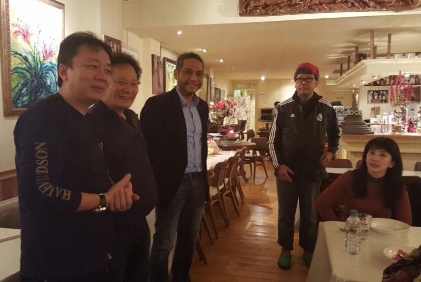 Pemilik Desa Restaurant Amsterdam Effendi Ali atau Ayun (kedua dari kiri) saat menerima rombongan turis asal Indonesia.