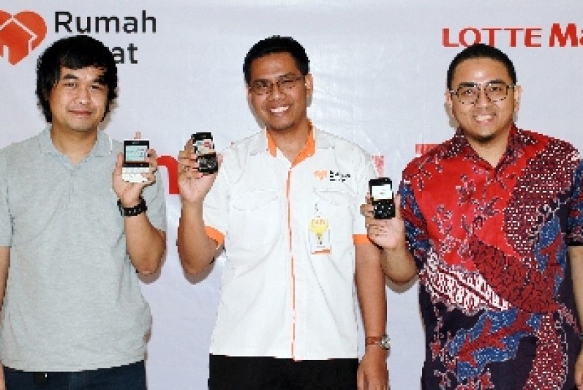 Pemilik Digital Jaya Solusi Iqbal Farabi (kanan), CEO Rumah Zakat Nur Efendi (tengah), dan CEO Digital Jaya Solusi Ibnu Maksum (kiri) saat launching Zakat via Blackberry atau Z-Mobile di Jakarta.