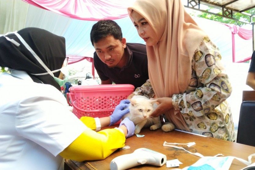Pemilik hewan peliharaan melakukan vaksinasi rabies di kantor Dinas  Pertanian dan Perikanan Kota Tasikmalaya, Jumat (13/9).