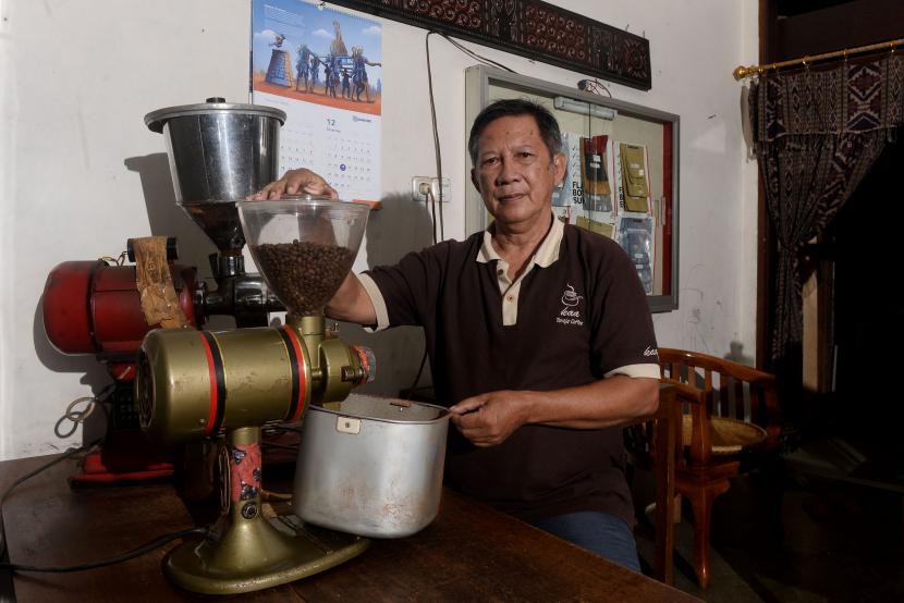 Pemilik Kaa Toraja Coffe Suleman Miting di Rantepao, Toraja Utara, Sulawesi Selatan, Senin (10/11).