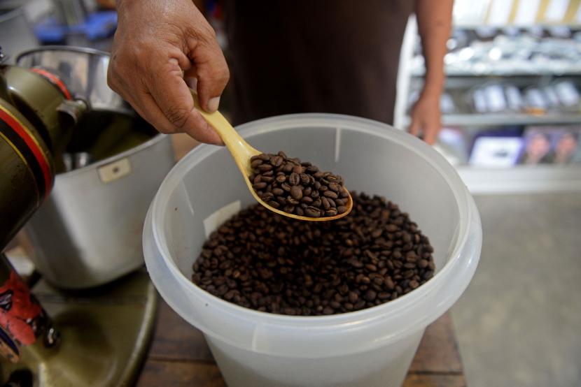 Pemilik Kaa Toraja Coffe Suleman Miting mengemas kopi Todolo di Kaa Toraja Coffe, Rantepao, Toraja Utara, Sulawesi Selatan, Senin (10/11).