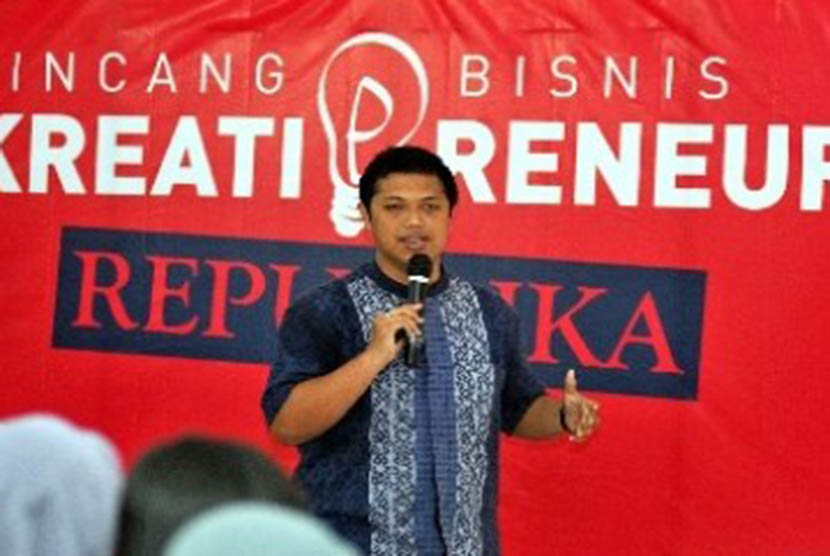 Pemilik kedai 'Kebab Baba Rafi' Hendi Setiono memberikan motivasi kewirausahaan kepada mahasiswa di acara Bincang Bisnis Kreatipreneur Republika di Bina Sarana Informatika (BSI) Pondok Labu, Jakarta, Kamis (8/12).