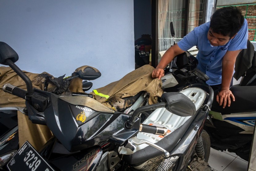 Pemilik kendaraan menunjukkan sepeda motor yang dibakar orang tidak dikenal di Desa Sampangan, Gajah Mungkur, Semarang, Jawa Tengah, Sabtu (2/2/2019). Teror pembakaran kendaraan baik roda dua maupun roda empat oleh orang tidak dikenal selama Januari 2019 yang tercatat Polda Jateng hingga Sabtu (2/2/2019) yaitu 22 kejadian di Kota Semarang, Kabupaten Semarang dan Kabupaten Kendal.