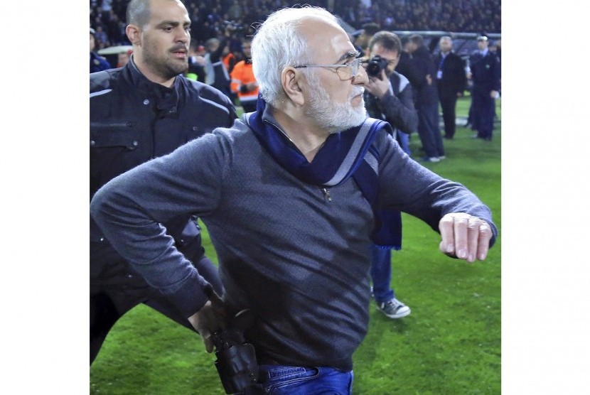 Pemilik klub PAOK Ivan Savvidis memasuki lapangan dengan pistol di pinggang.
