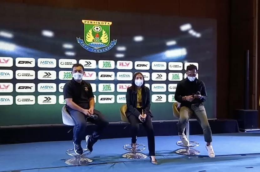 Meski Kecewa, Prilly Tetap Percaya dengan PSSI. Foto: Pemilik Klub Persikota Tangerang Prilly Latuconsina (tengah) saat menghadiri peluncuran komposisi tim Persikota, Jumat (4/2/2022).