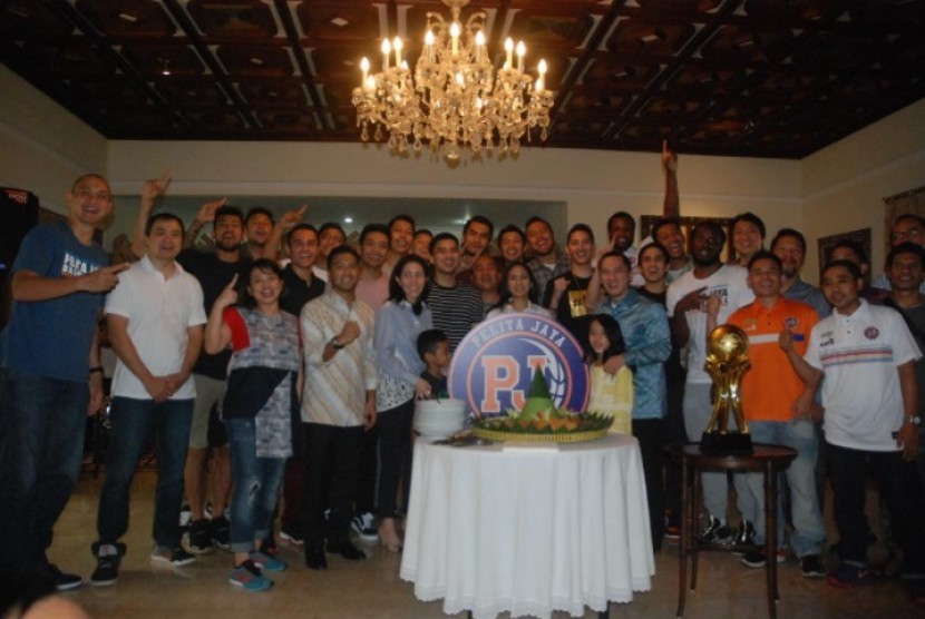 Pemilik, manajemen, pelatih, pemain, dan staff tim Pelita Jaya berkumpul merayakan keberhasilan menjuarai IBL Pertalite 2017 dengan pemotongan tumpeng di Jakarta, Senin.
