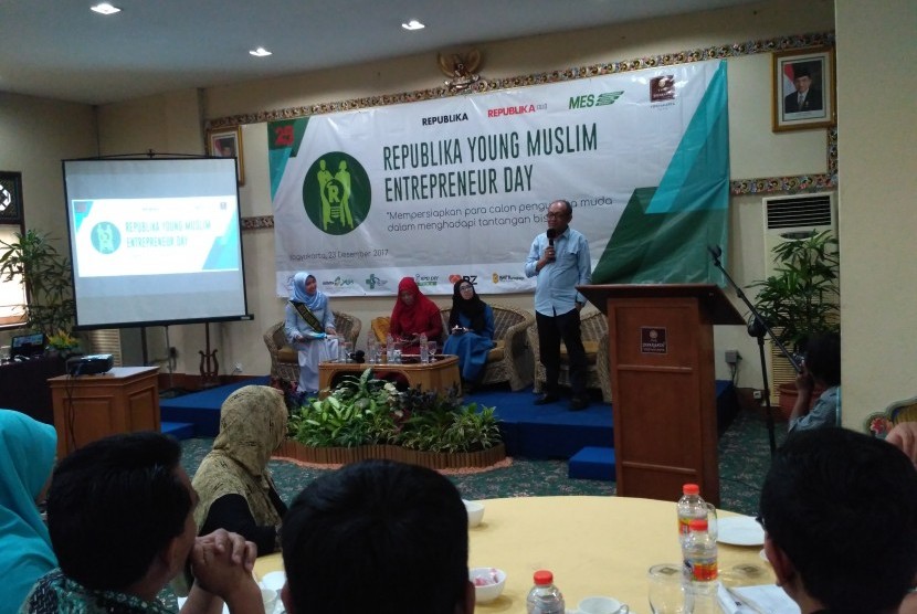 Pemilik Margaria Group sekaligus mantan Wali Kota Yogyakarta, Herry Zudianto (kanan) saat berbicara dalam Republika Young Muslim Entrepreneur Day di Hotel Jayakarta, Yogyakarta, Sabtu (23/12).