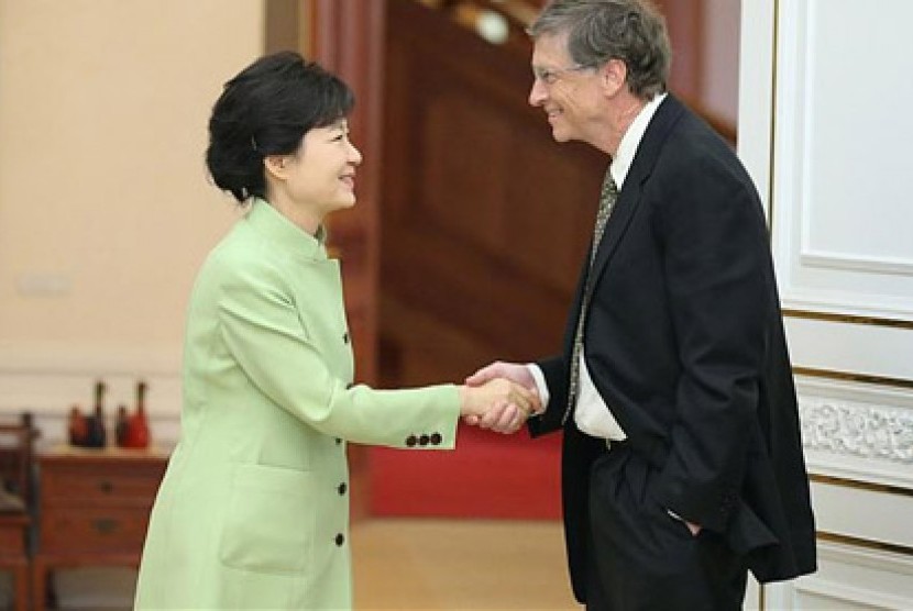  Pemilik Microsoft Bill Gates memicu kritik di sejumlah media Korea Selatan setelah ia berjabat tangan dengan President Park Geun-Hye dengan satu tangan berada di saku celananya, Senin (22/4).