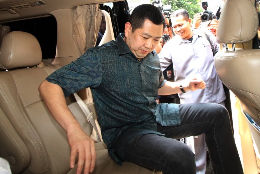 Pemilik MNC Group, Hary Tanoesoedibjo (kanan) menaiki mobil seusai menjalani pemeriksaan di Direktorat Tindak Pidana Siber, Bareskrim Polri, Jakarta, Senin (12/6). 