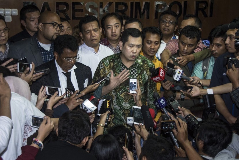 Pemilik MNC Group Hary Tanoesoedibjo (tengah) memberikan keterangan pers seusai menjalani pemeriksaan di Direktorat Tindak Pidana Siber Bareskrim Polri, Jakarta, Jumat (7/7).