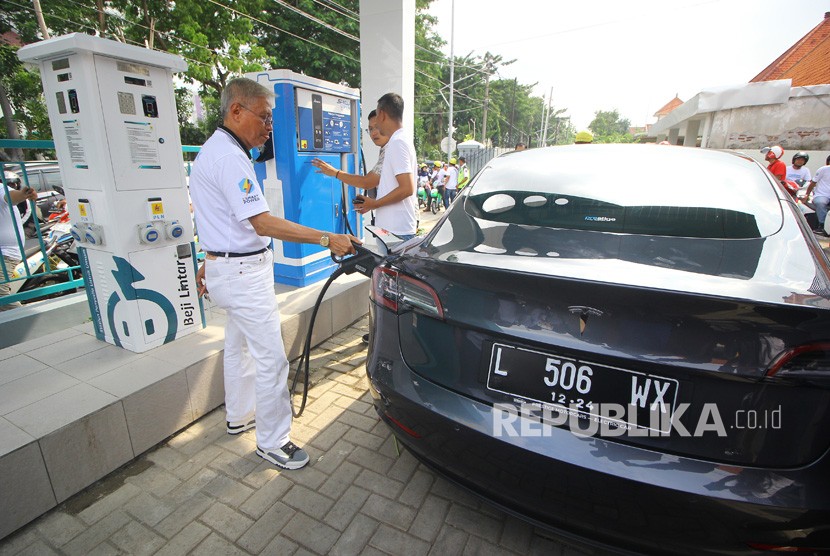 Pemilik mobil listrik mengisi daya kendaraannya di sela-sela peresmian Stasiun Pengisian Kendaraan Listrik Umum (SPKLU) PLN di Surabaya, Jawa Timur (ilusrtasi). Pemerintah menargetkan 2.465 charging station (SPKLU) pada 2025 mendatang.