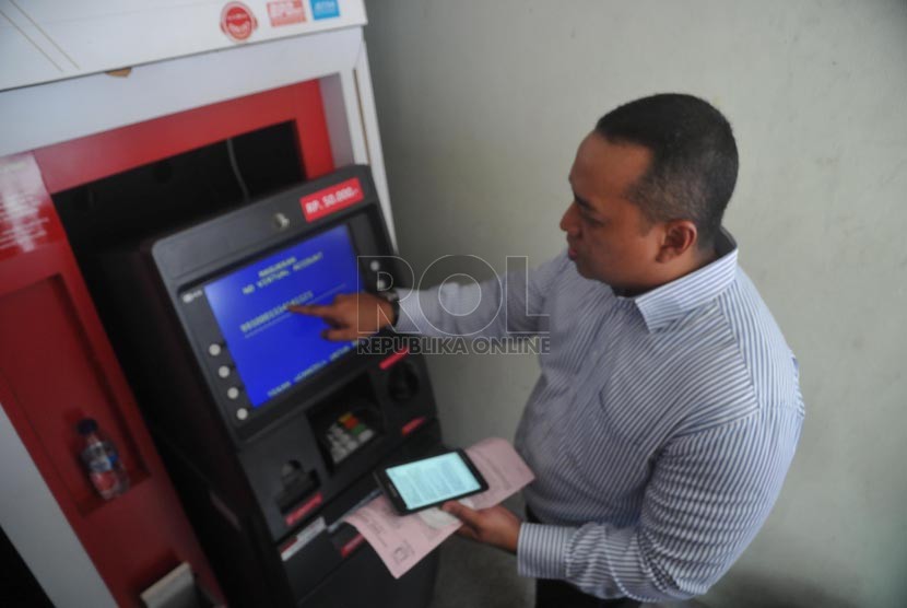 [ilustrasi] Nasabah menggunakan ATM Bank DKI.