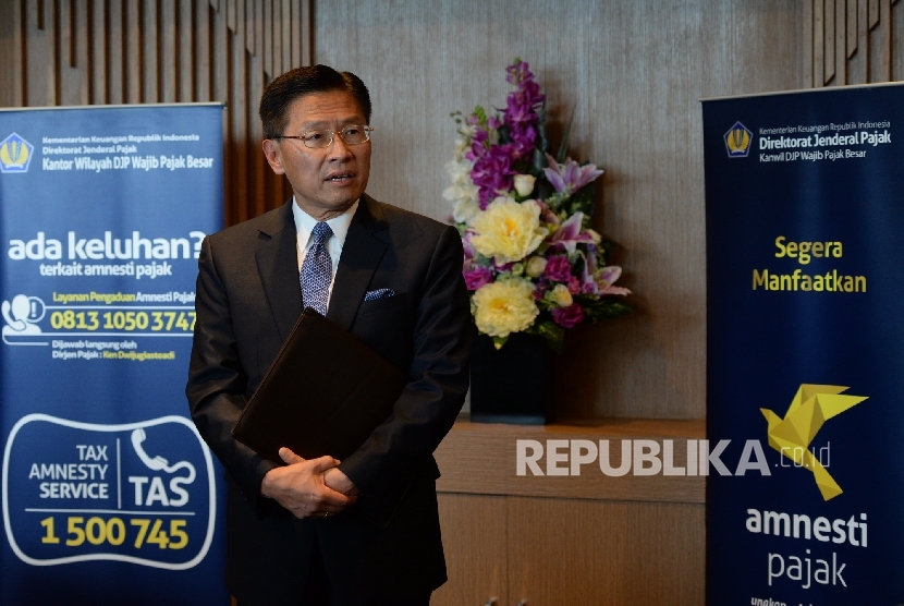 Pemilik perusahaan Lippo Group James Riady memberikan keterangan pers usai menyerahkan laporan pajak di Kantor Wilayah Pajak khusus Wajib Pajak Besar, Gedung Sudirman, Jakarta, Jumat (2/9). (Republika/ Wihdan)