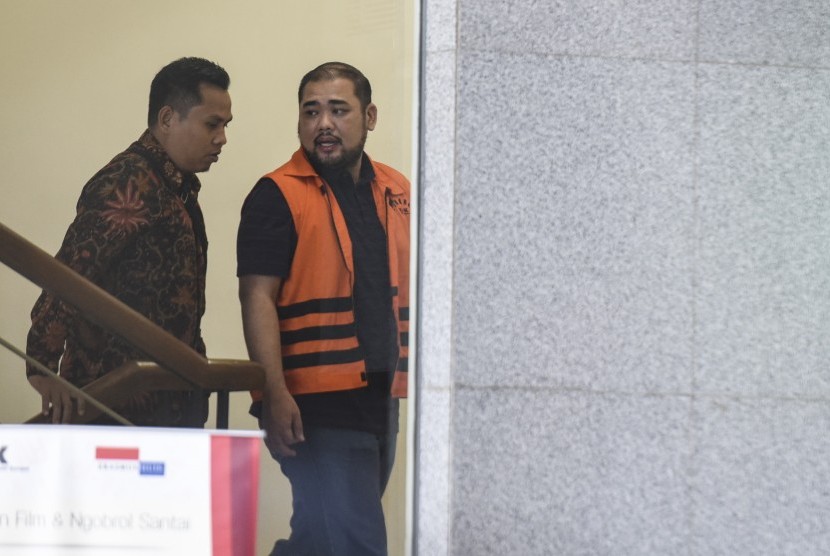Pemilik PT Dailbana Prima, Filipus Djap (kanan) bersiap menjalani pemeriksaan di gedung KPK, Jakarta, Jumat (22/9).